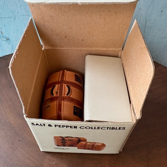 Vintage Ceramic Suitcase Salt & Pepper Set - new in original box! - Picture 8 of 10
